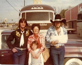 FROM LEFT TO RIGHT:
Phil Wilkinson, his mother Maggie, niece Kristin and David Allen Coe